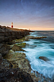 Portland Bill Lighthouse bei Sonnenuntergang, Isle of Portland, Dorset, Vereinigtes Königreich, Nordeuropa
