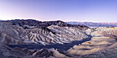 Schüchterner Sonnenaufgang am Zabriskie Point, Death Valley National Park, Kalifornien, USA