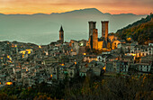 Panorama bei Sonnenuntergang der Stadt Pacentro mit ihrem Schloss und ihren Türmen. Pacentro, Provinz l'Aquila, Abruzzen, Italien, Europa. Großes Format