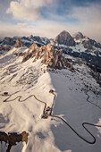 'ein Panorama mit Drohne der Dolomiti di Zoldo im Winter mit Ra Gusela;Averau,Nuvolau,Passo Giau, Unesco Erbe, Belluno, Veneto, Italien'