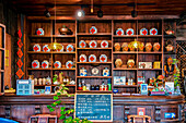 Regale mit Tee und Wein, Altstadt von Youbu, Kreis Lanxi, Stadt Jinhua, Provinz Zhejiang, China