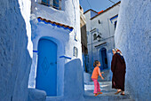 Frau und Kind in der Medina von Chefchaouen, Rif-Region, Marokko