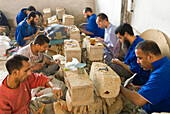 Werkstatt zum Schneiden von Ziegeln für Zelliges, Töpferviertel, Fes, Marokko