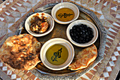 Honig, Argan- und Olivenöl, Brot, Atlas Kasbah, Gästehaus bei Agadir, Marokko