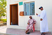 Wachmann und Fahrkartenschalter am Bimmah Sinkhole (Doline), bei Tiwi, Sultanat Oman