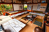 Tatami-Raum in einem Kyoto-Tempel mit Schriftrollen, Tuschezeichnungen und traditionellem Dekor, Daihikaku-Senkoji-Tempel, Kyoto, Honshu, Japan