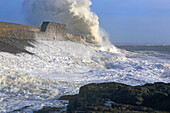 Sturmwellen (Sturm Eowyn), Porthcawl Pier, Südwales, Vereinigtes Königreich