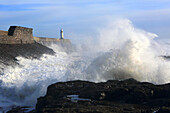 Sturmwellen (Sturm Eowyn), Porthcawl Pier, Südwales, Vereinigtes Königreich