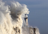 Sturmwellen (Sturm Eowyn), Porthcawl Pier, Südwales, Vereinigtes Königreich