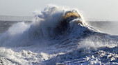 Sturmwellen (Sturm Eowyn), Porthcawl Pier, Südwales, Vereinigtes Königreich