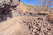 Basaltfelsen und Klippen in einem Abschnitt des Johnson Canyon auf halbem Weg zwischen dem Bainbridge Steel Dam und dem Stone Dam in der Nähe von Ash Fork Arizona im Kaibab National Forest.