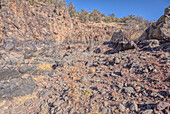 Basaltblöcke und Klippen, Johnson Canyon östlich des Bainbridge Steel Dam Lake in der Nähe von Ash Fork, Kaibab National Forest, Arizona, Vereinigte Staaten von Amerika
