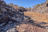 Basaltblöcke und Klippen, Johnson Canyon östlich des Bainbridge Steel Dam Lake in der Nähe von Ash Fork, Kaibab National Forest, Arizona, Vereinigte Staaten von Amerika