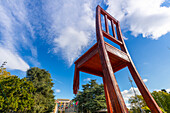 Zerbrochener Stuhl, Gedenkstätte für die Opfer von Landminen, Place des Nations, Genf, Schweiz