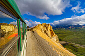 Fahrt im Bus entlang der 92 Meilen langen Straße in den Denali-Nationalpark, Alaska, Vereinigte Staaten von Amerika