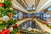 Blick auf das Innere der Mall of Berlin zu Weihnachten, Mitte, Berlin, Deutschland