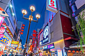 Blick auf bunte Fassaden von Restaurants in Dotonbori, pulsierendes Vergnügungsviertel am Fluss, Osaka, Honshu, Japan