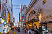 Blick auf bunte Fassaden von Restaurants in Dotonbori in der Abenddämmerung, pulsierendes Vergnügungsviertel in Flussnähe, Osaka, Honshu, Japan