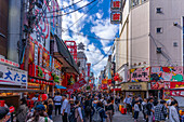 Blick auf bunte Fassaden von Restaurants in Dotonbori, pulsierendes Vergnügungsviertel am Fluss, Osaka, Honshu, Japan