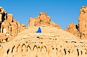 Elyseria der Künstlerin Lita Albuquerque auf einem bemerkenswerten Sandsteinfelsen, Ausstellung 2020 Desert X AlUla, Ashar-Tal, Provinz Medina, Saudi-Arabien