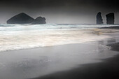 Steilküste und Strand, Mosteiros, Sao Miguel, Azoren-Inseln, Portugal