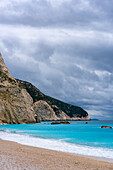 Porto Katsiki Strand mit türkisfarbenem Wasser an einem bewölkten Tag, Insel Lefkada, Ionische Inseln, Griechische Inseln, Griechenland
