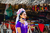 Langhalsige Karen (Kayan) Frau im Öko-Dorf Baan Tong Luang in der Nähe von Chiangmai, Thailand