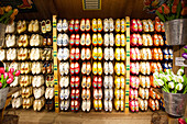 Leuchtend rote und gelbe Holzschuhe, traditionelle holländische Schuhe, Nordholland, Niederlande