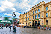Oslo, Norwegen, 10. August 2017, Besucher versammeln sich vor den Østbanehallen und bewundern die historische Architektur und die lebhafte Atmosphäre an einem kühlen Tag in Oslo.