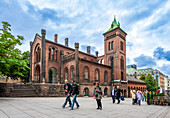 Oslo, Norwegen, 10. August 2017, Besucher schlendern an einem bewölkten Tag an den Brannvakten, einer historischen Feuerwache in Oslo, vorbei, die eine beeindruckende Architektur zeigt.