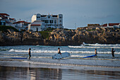 Kinder, die am Strand der Insel Baleal ins Wasser gehen, Portugal