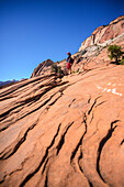 Junge kaukasische Frau auf dem Canyon Overlook Trail im Zion National Park, Utah