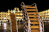 Stapel von Stühlen auf der Plaza Mayor in Salamanca nach Ladenschluss in der Nacht