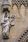 Detailansicht von El Arcangel San Gabriel, der die Fassade der Mudéjar-Kirche San Marcos in Sevilla schmückt und aufwändige Kunstwerke zeigt.