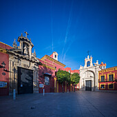 Der San-Lorenzo-Platz in Sevilla zeigt die Schönheit der San-Lorenzo-Kirche und der Basilika Jesús del Gran Poder unter einem klaren blauen Himmel.