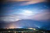 Faszinierende Sternenspuren verschönern eine ruhige Nacht am Berg Canigo in den Pyrenäen.