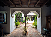 Besucher können den schönen Innenhof des Palacio de Viana erkunden, der mit üppigem Grün und traditioneller Architektur in Córdoba aufwartet.