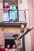 Sevilla, Spanien, 2. April 2010, Frauen bewundern auf ihrem Balkon den Cristo del Buen Fin während der Karwoche in Sevilla und feiern damit eine liebgewonnene Familientradition.