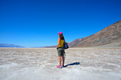 Junge kaukasische Frau im Death Valley Badwater Basin, Kalifornien