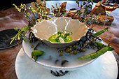 Das Moss Restaurant at Blue Lagoon Iceland ist ein erstklassiges Restaurant, das moderne Küche mit dem wilden Geist der isländischen Natur verbindet. The Retreat at Blue Lagoon Iceland ist ein preisgekröntes Luxusresort-Hotel in der Blauen Lagune, einem geothermischen Badeort in Island, Reykiavik