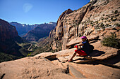 Junge kaukasische Frau auf dem Canyon Overlook Trail im Zion National Park, Utah