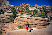 Junge kaukasische Frau auf dem Canyon Overlook Trail im Zion National Park, Utah