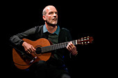 Sevilla, Spanien, 07. Juli 2022, Wolfgang Muthspiel spielt leidenschaftlich Akustikgitarre auf der Bühne und schafft eine künstlerische Atmosphäre.