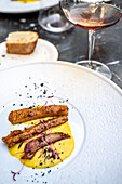 Ein Gourmet-Degustationsmenü mit zartem iberischem Schweinefleisch und erlesenen Sherry-Weinen in einem raffinierten Restaurant in Sevilla.