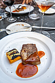 Eine Gourmet-Degustation in Sevilla, bei der iberisches Schweinefleisch mit reichhaltigen Saucen und Jerez-Weinen verkostet wird.