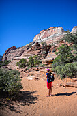 Junge kaukasische Frau auf dem Canyon Overlook Trail im Zion National Park, Utah