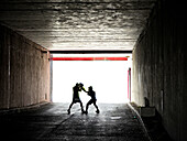 Boxer absolvieren ein intensives Training in einem Tunnel in Sevilla und zeigen ihr Können in einer einzigartigen städtischen Umgebung.