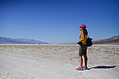 Junge kaukasische Frau im Death Valley Badwater Basin, Kalifornien