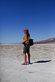 Junge kaukasische Frau im Death Valley Badwater Basin, Kalifornien