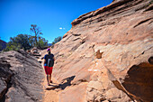 Junge kaukasische Frau auf dem Canyon Overlook Trail im Zion National Park, Utah